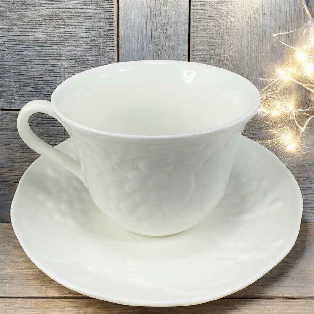 Wedgewood White Bone China Teacup Saucer Set Strawberry & Vine Pattern England